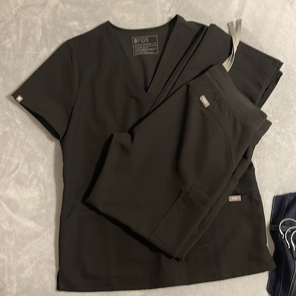 FIGS SCRUBS NEVER WORN WASHED ONCE